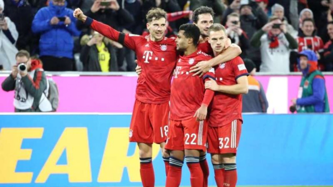 Para pemain Bayern Munich merayakan gol Serge Gnabry (kedua dari kiri)