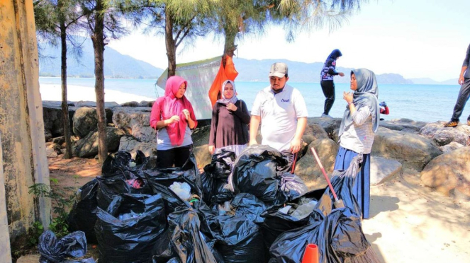 HPI Banda Aceh membersihkan Pantai Lamtong, Ulee Lheue.
