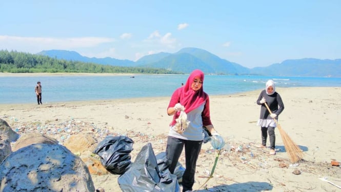 HPI Banda Aceh membersihkan Pantai Lamtong, Ulee Lheue.