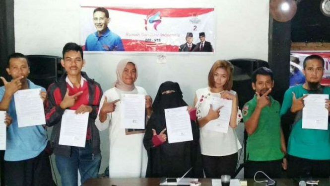 Para relawan pemenangan pasangan calon presiden dan wakil presiden Prabowo Subianto-Sandiaga Uno di Lombok, Nusa Tenggara Barat, dalam konferensi pers pada Minggu, 10 Februari 2019.
