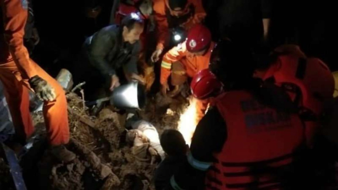 Tiga orang meninggal dunia akibat Bencana Banjir di Kelurahan Cigending, Jabar
