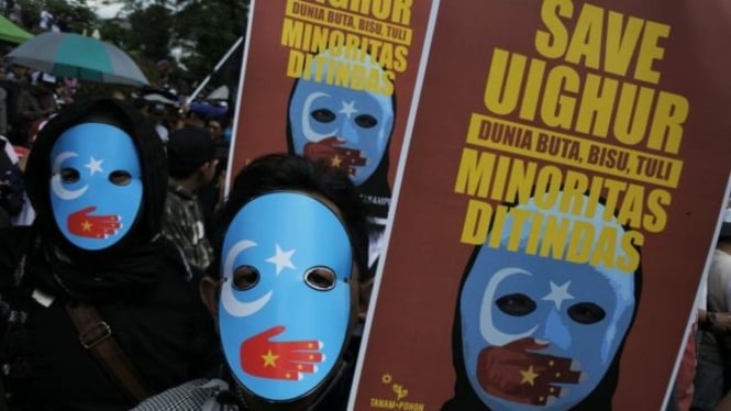 Orang-orang memprotes kekerasan dan perlakuan terhadap Muslim Uighur dalam sebuah unjuk rasa di Bandung, Desember lalu. - Reuters
