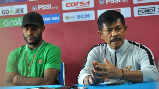Pelatih Timnas Indonesia U-22, Indra Sjafri dan Marinus Wanewar.