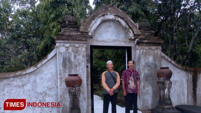 Peziarah di depan gerbang Makam Bathoro Katong.(Foto: Evita Mukharohmah/TIMES Indonesia)