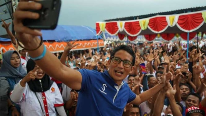 Calon wakil presiden Sandiaga Uno berkampanye di Lapangan Desa Wlahar, Kecamatan Larangan, Kabupaten Brebes, Jawa Tengah, pada Minggu, 10 Februari 2019.