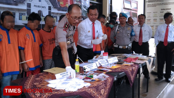 Para tersangka narkoba yang diamankan Polres Batu dalam Operasi Tumpas Semeru tahun 2019. (Foto: Muhammad Dhani Rahman/TIMES Indonesia)