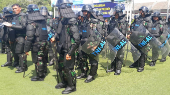 Personel Komando Armada saat latihan pengamanan Pemilu