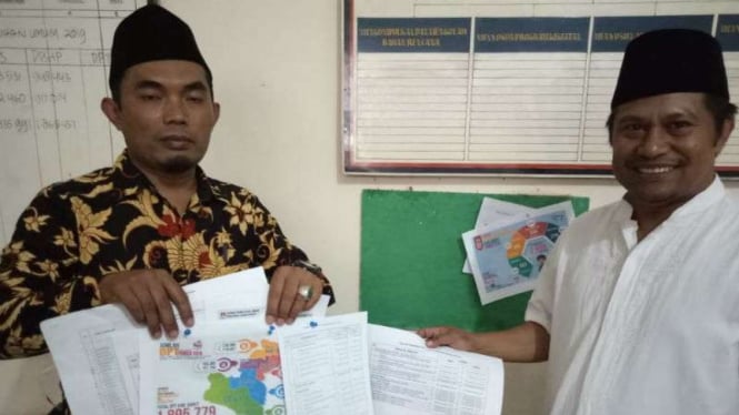 Komisioner KPU memperlihatkan data penyandang disabilitas mental atau tunagrahita yang masuk dalam Daftar Pemilih Tetap pemilu 2019 di Kabupaten Garut, Jawa Barat. 