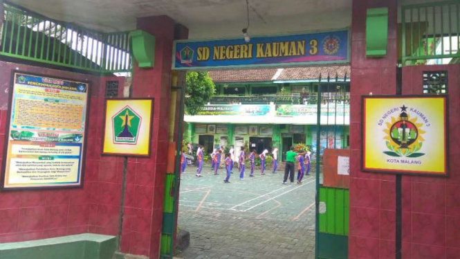 Sejumlah siswa SDN Kauman 3, Kota Malang, Jawa Timur, beraktivitas di halaman sekolah mereka pada Senin, 11 Februari 2019.