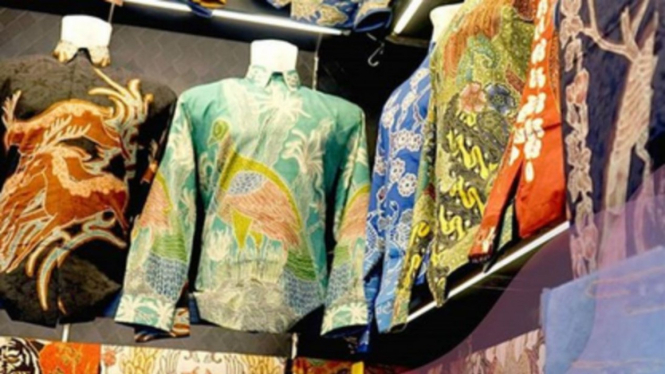 Koleksi batik di salah satu kios di TM Thamrin City