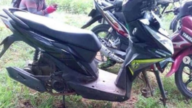 Honda Beat yang raib bagian rodanya karena digondol maling.