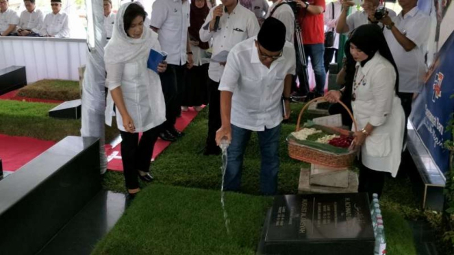 Aburizal Bakrie ziarah ke makam sang ayah, dan ibundanya di  TPU Karet Bivak.