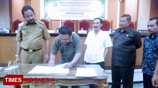 Ketua DPRD Ponorogo Ali Mufthi menandatangani nota kesepakatan program pembentukan peraturan daerah. (Foto: Evita Mukharomah/TIMES Indonesia)