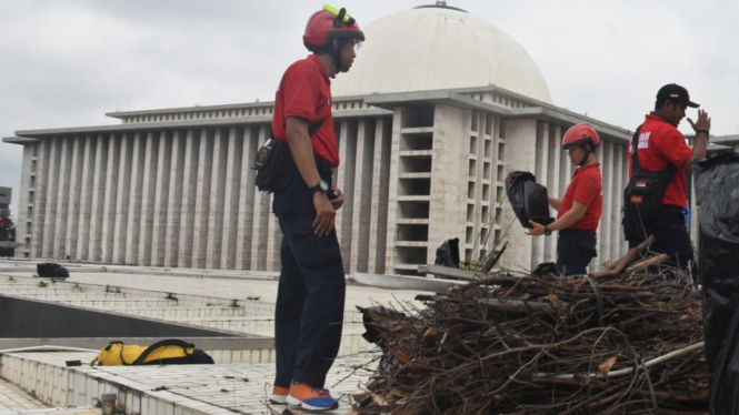 Bersih-bersih Masjid Istiqlal