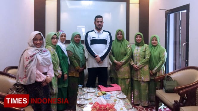 Wali Kota Probolinggo dan pengurus Muslimat NU-TIMES Indonesia berfoto bersama usai audiensi. (FOTO: Iqbal/TIMES Indonesia)