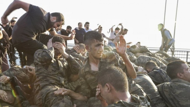 Saat kudeta gagal Juli 2016, sejumlah anggota Pasukan Turki yang terlibat telah menyerahkan diri.-Getty Images