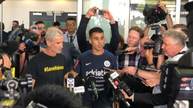 Craig Foster (kiri) tokoh dibalik kampanye publik #SaveHakeem.