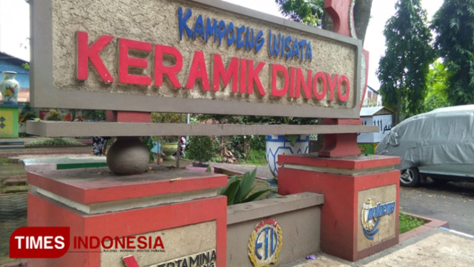 Tugu Wisata Kampung Keramik Dinoyo, Jl MT Haryono XI Kelurahan Dinoyo Kecamatan Lowokwaru Kota Malang (FOTO: Rosidatul Hasanah/TIMESIndonesia)
