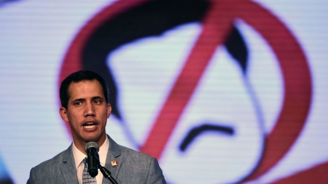 Guaido mengatakan kepada para pendukungnya di ibukota bahwa bantuan kemanusiaan akan didatangkan ke Venezuela pada 23 Februari.-FEDERICO PARRA/AFP/Getty Images