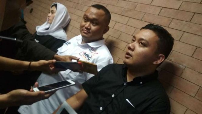 Putra Wali Kota Surabaya Tri Rishamarini, Fuad Bernardi (kanan), dalam sebuah forum diskusi di Surabaya pada Selasa malam, 12 Februari 2019.