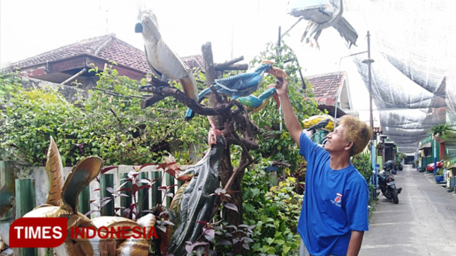 Salah satu sudut Kampung Teratai di Kepanjen Kabupaten Malang yang dihiasi dengan replika binatang. (Foto : Binar Gumilang / TIMES Indonesia)