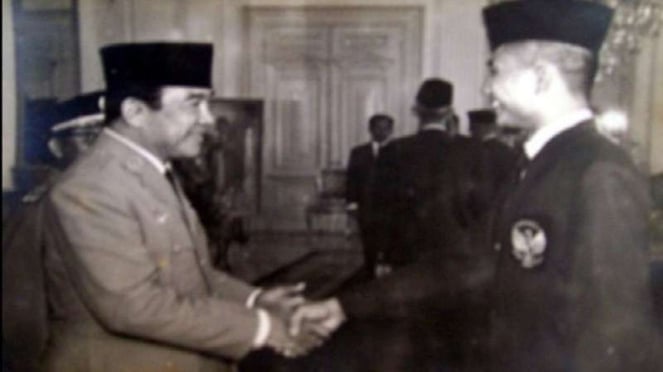 Tan Joe Hok saat bersalaman dengan Presiden Soekarno.