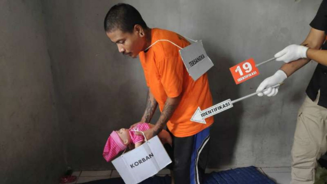 Polisi merekonstruksi penganiayaan terhadap seorang bayi dengan tersangka ayah tirinya, Hari Kurniawan, di sebuah rumah kontrakan di Depok, Jawa Barat, pada Rabu, 13 Februari 2019.