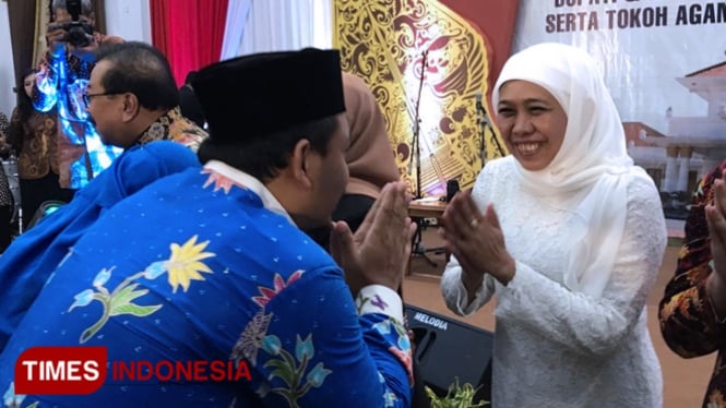 Wabup Ony memberikan selamat kepada Khofifah saat acara pisah sambut Gubernur Â Jatim di Gedung Grahadi Surabaya, Senin (11/2/2019) (FOTO: Humas Pemkab Ngawi for TIMES Indonesia)