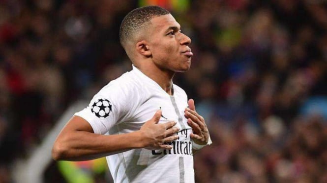 Penyerang Paris Saint-Germain (PSG), Kylian Mbappe, melakukan selebrasi