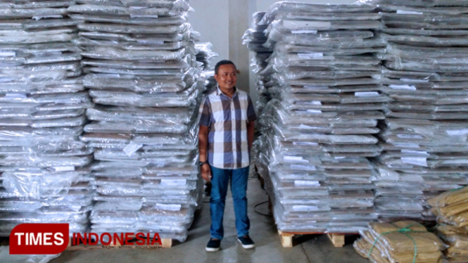 Komisioner KPU Kabupaten Bondowoso Divisi Logistik Hairul Anam saat menunjukan logistik berupa kotak suara, yang sudah disemprot dengan obat serangga (FOTO: Moh Bahri/TIMES Indonesia)