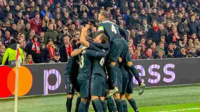 Pemain Real Madrid merayakan gol ke gawang Ajax Amsterdam.