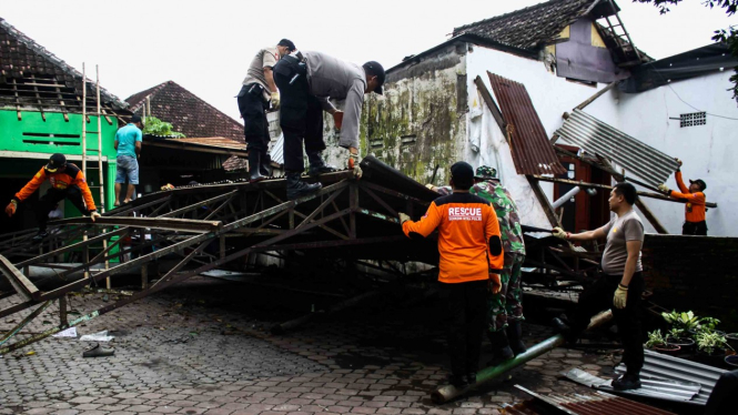Personel TNI-Polri membantu memperbaiki rumah warga yang terdampak angin puting beliung di Desa Randegan, Tanggulangin, Sidoarjo, Jawa Timur, Kamis, 14 Februari 2019.