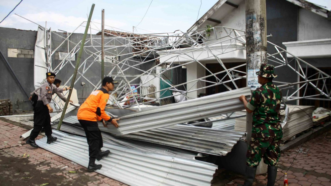 Personel TNI-Polri membantu memperbaiki rumah warga yang terdampak angin puting beliung di Desa Randegan, Tanggulangin, Sidoarjo, Jawa Timur, Kamis, 14 Februari 2019.