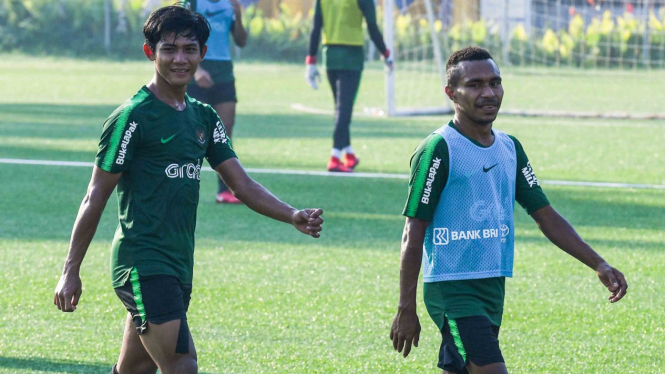 Pemain sepak bola Timnas U-22 Firza Andika (kiri) dan Todd Rivaldo Ferre (kanan) mengikuti latihan di Lapangan ABC Senayan, Jakarta, Kamis, 14 Februari 2019.