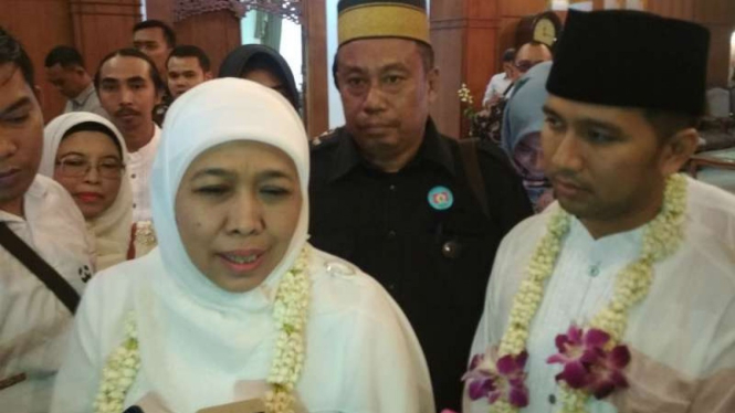 Khofifah Indar Parawansa dan Emil Dardak di Bandara Internasional Juanda Surabaya, Jawa Timur, pada Kamis, 14 Februari 2019.