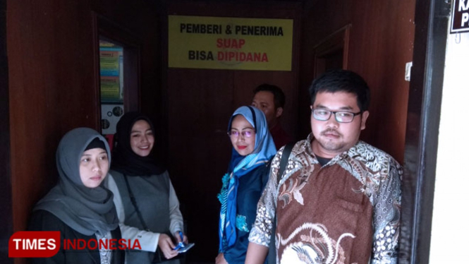 Didampingi tim pengacara, Anugrah Sekar bersama ibunya mendatangi Polres Lamongan untuk menanyakan kelanjutan proses hukum Saddil Ramdani, Kamis (14/2/2019). (FOTO: MFA Rohmatillah/TIMES Indonesia)