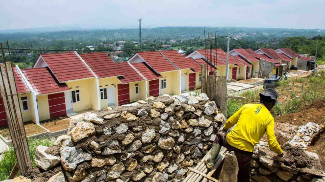 Los trabajadores han completado la construcción de viviendas subvencionadas en la zona de Cibadak, Sukabumi Regency, Java Occidental.