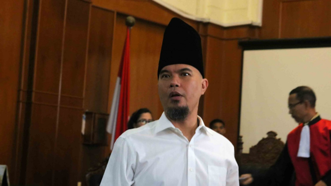 Terdakwa kasus dugaan pencemaran nama baik Ahmad Dhani menghadiri sidang lanjutan ketiga di Pengadilan Negeri Surabaya, Jawa Timur