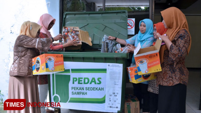 Program sedekah sampah di Kantor DLH Gresik (Foto: Akmal/TIMES Indonesia)