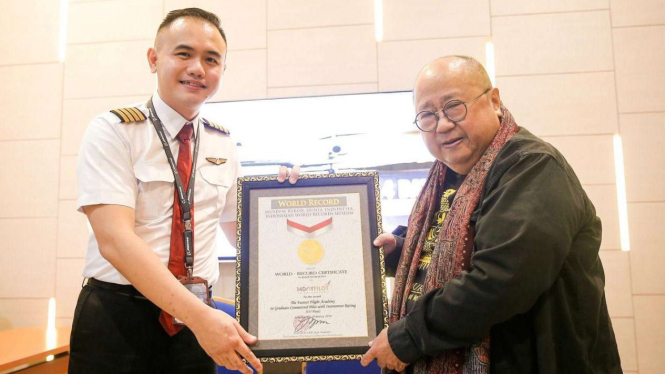 Penghargaan MURI kepada 14DAYPILOT Flight Academy.