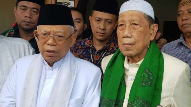 Calon wakil presiden Ma'ruf Amin memanfaatkan waktu kampanye politiknya dengan bertemu kangen sahabat lamanya, R Abdul Halim, di Kabupaten Cianjur, Jawa Barat, pada Kamis, 14 Februari 2019.