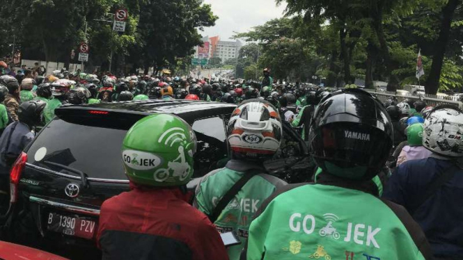 Kemacetan depan Kota Casablanka, Jakarta.