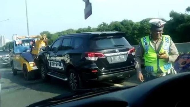 Nissan Terra tabrakan di Tol Jakarta-Merak