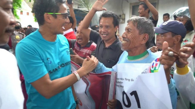 Cawapres nomor urut 02 Sandiaga Uno di Bojonegoro disambut pendukung Jokowi.