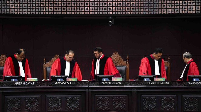 imagem do presidente do Tribunal Constitucional (CC), Anwar Usman (centro), com (da esquerda para a direita) os juízes constitucionais Arif Hidayat, Aswanto, I Deva Gede Palguna e Wahiduddin Adams saindo do tribunal do MK.