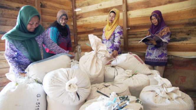 Ketersediaan beras dalam negeri masih membutuhkan impor karena sejumlah alasan, termasuk mahalnya biaya produksi.