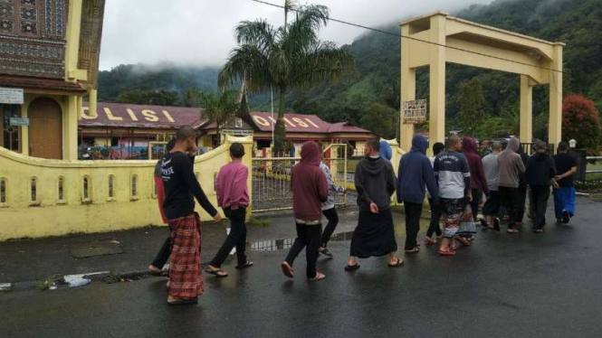 Sejumlah santri tersangka penganiaya temannya saat digiring ke Markas Polres Padang Panjang, Sumatera Barat, pada Jumat, 15 Februari 2019.
