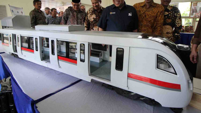 Desain gerbong LRT karya mahasiswa pada acara Science and Technopark (STP) ITS di Surabaya, Jawa Timur