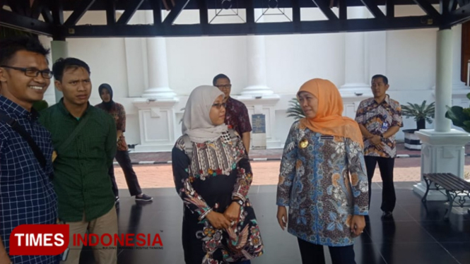 Gubernur Jawa Timur, Khofifah Indar Parawansa saat mengunjungi Dinas Kominfo Jatim, Jum"at 15/2/2019(FOTO:Nasrullah/TIMESIndonesia)