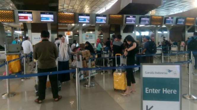 Situasi ruang check in di Terminal 3 Bandara Soekarno-Hatta, Tangerang, Banten